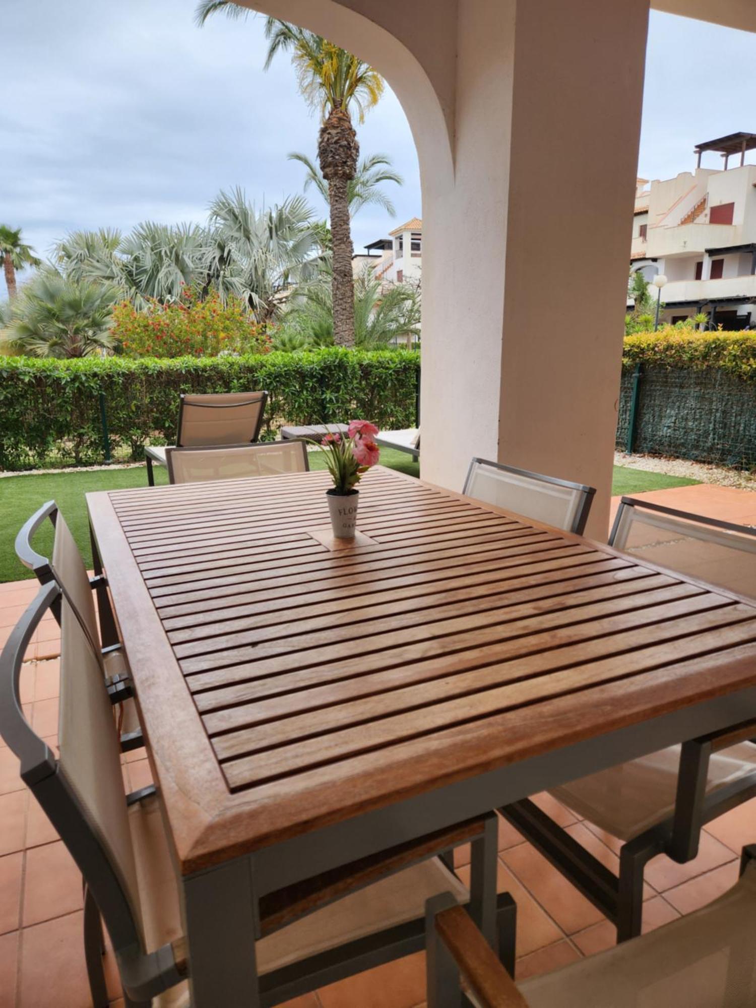 Precioso Bajo En Jardines De Nuevo Muy Cerca De La Piscina Comunitaria Y De La Salida A La Playa! *