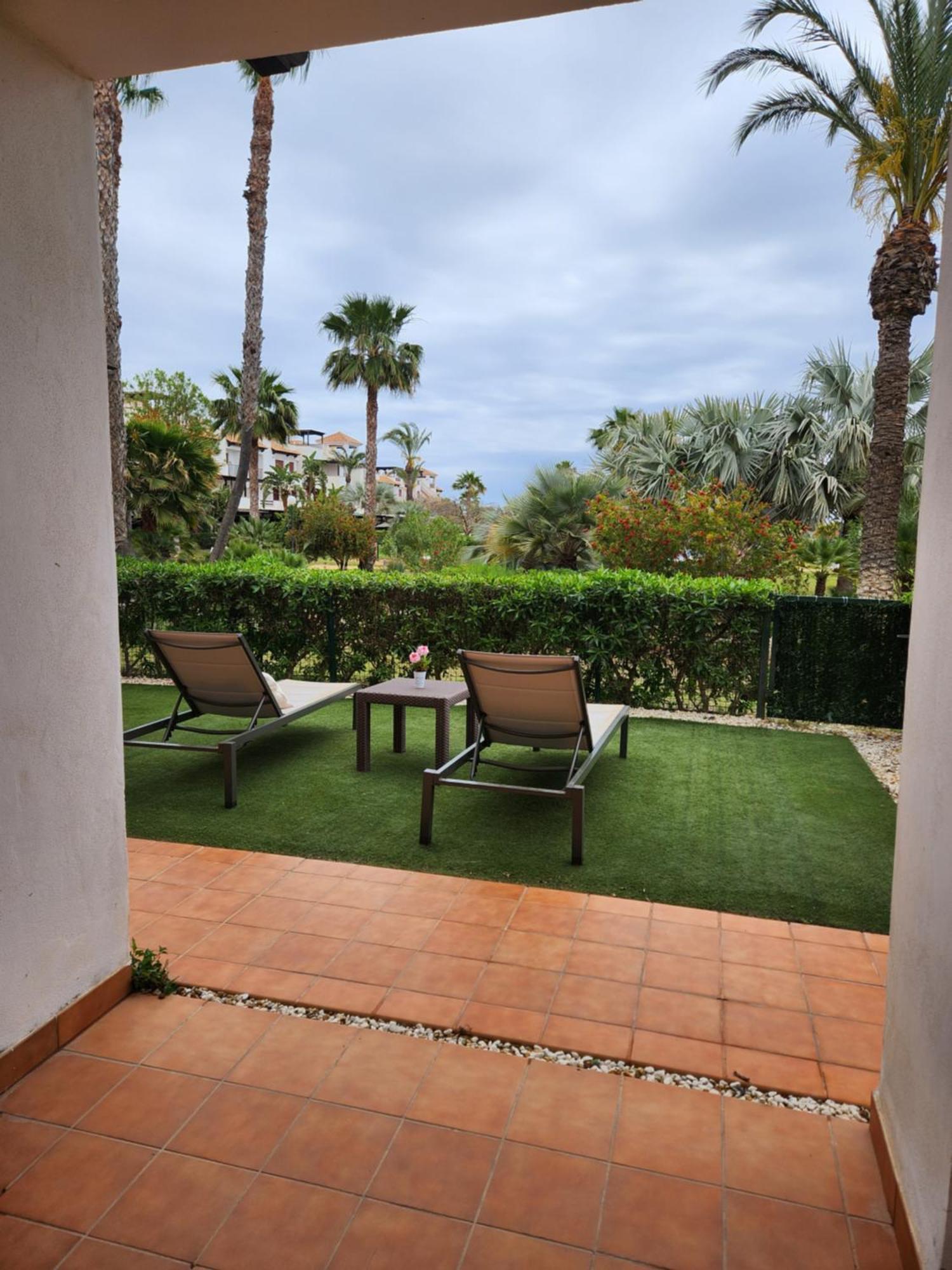 Precioso Bajo En Jardines De Nuevo Muy Cerca De La Piscina Comunitaria Y De La Salida A La Playa!
