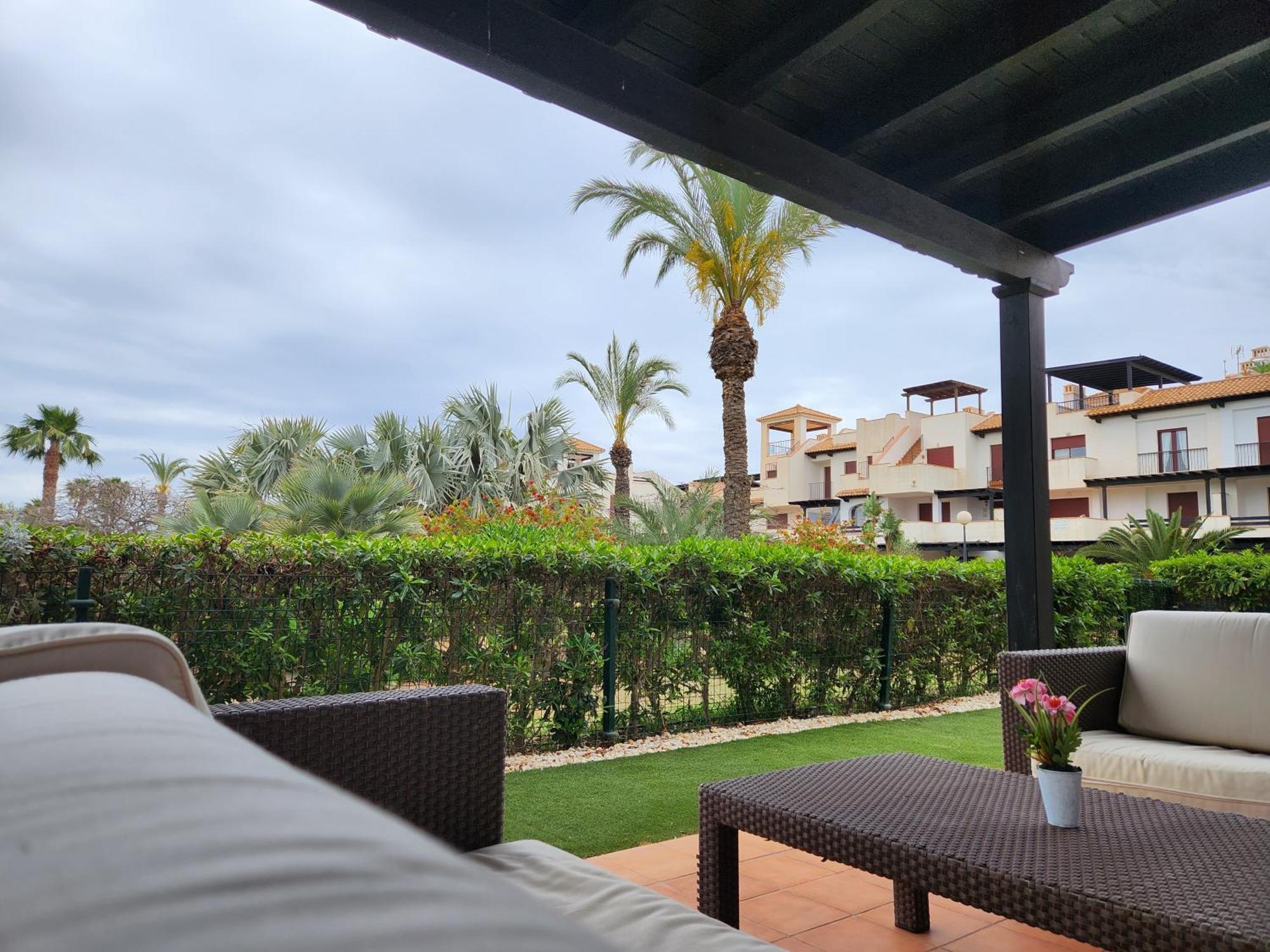 Precioso Bajo En Jardines De Nuevo Muy Cerca De La Piscina Comunitaria Y De La Salida A La Playa! *