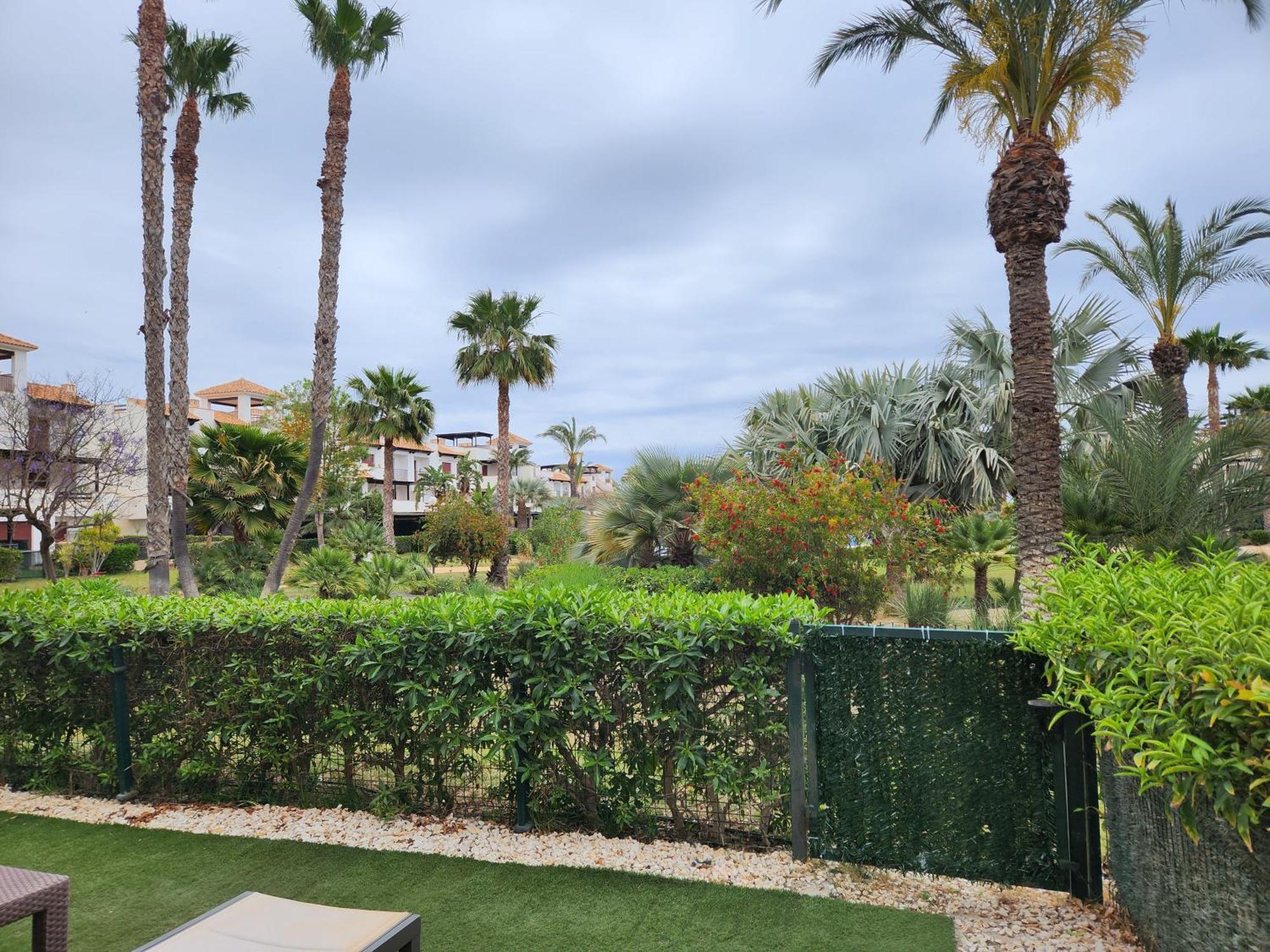 Precioso Bajo En Jardines De Nuevo Muy Cerca De La Piscina Comunitaria Y De La Salida A La Playa!