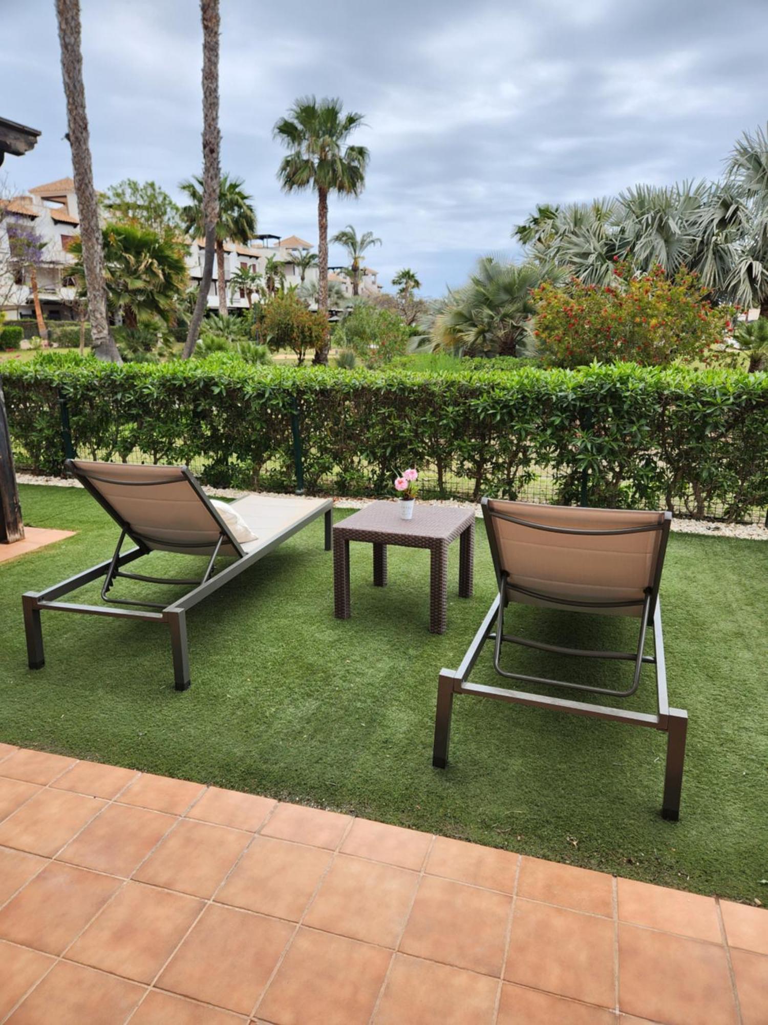 Apartamento Precioso Bajo En Jardines De Nuevo Muy Cerca De La Piscina Comunitaria Y De La Salida A La Playa!