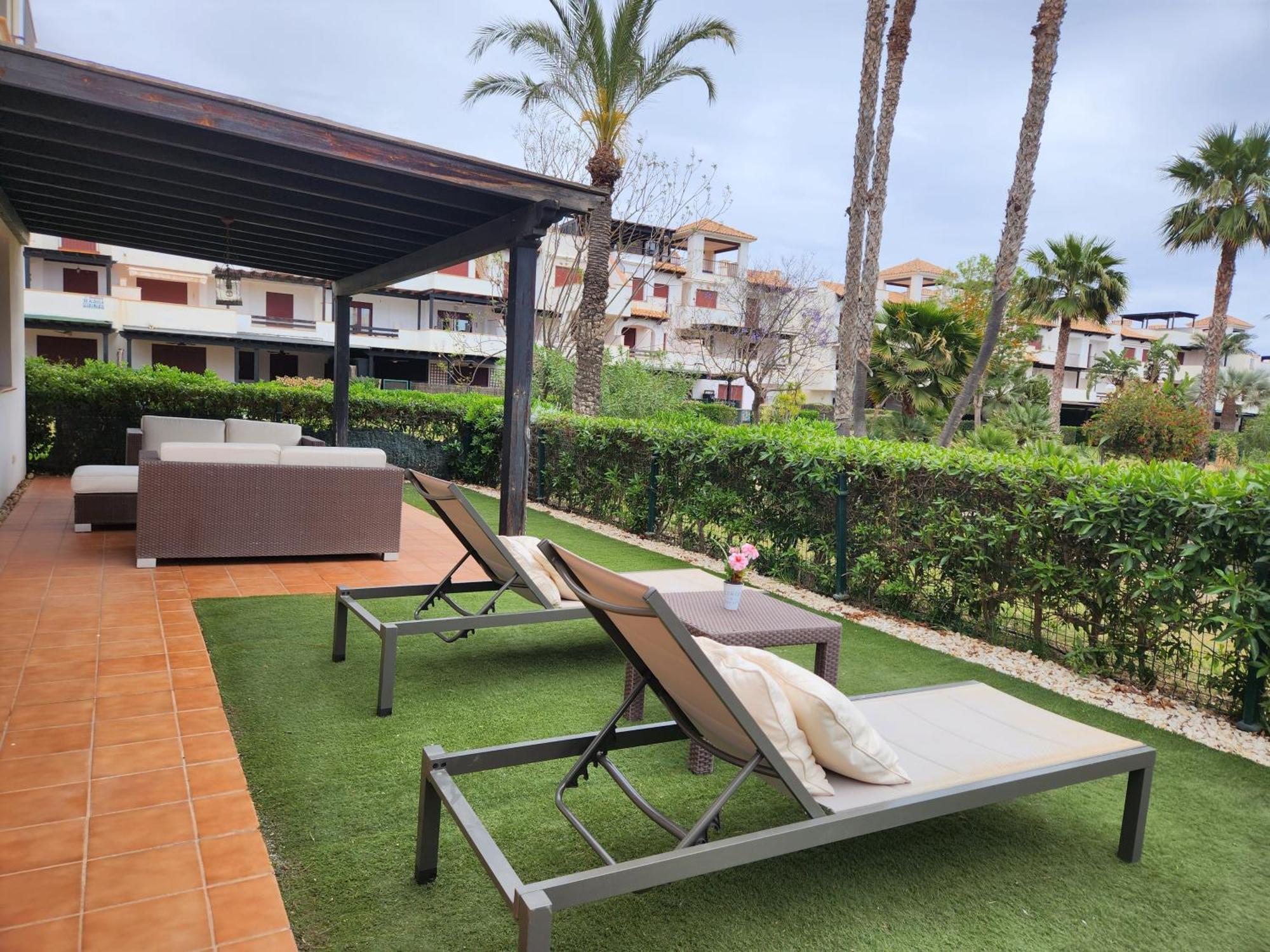 Apartamento Precioso Bajo En Jardines De Nuevo Muy Cerca De La Piscina Comunitaria Y De La Salida A La Playa!