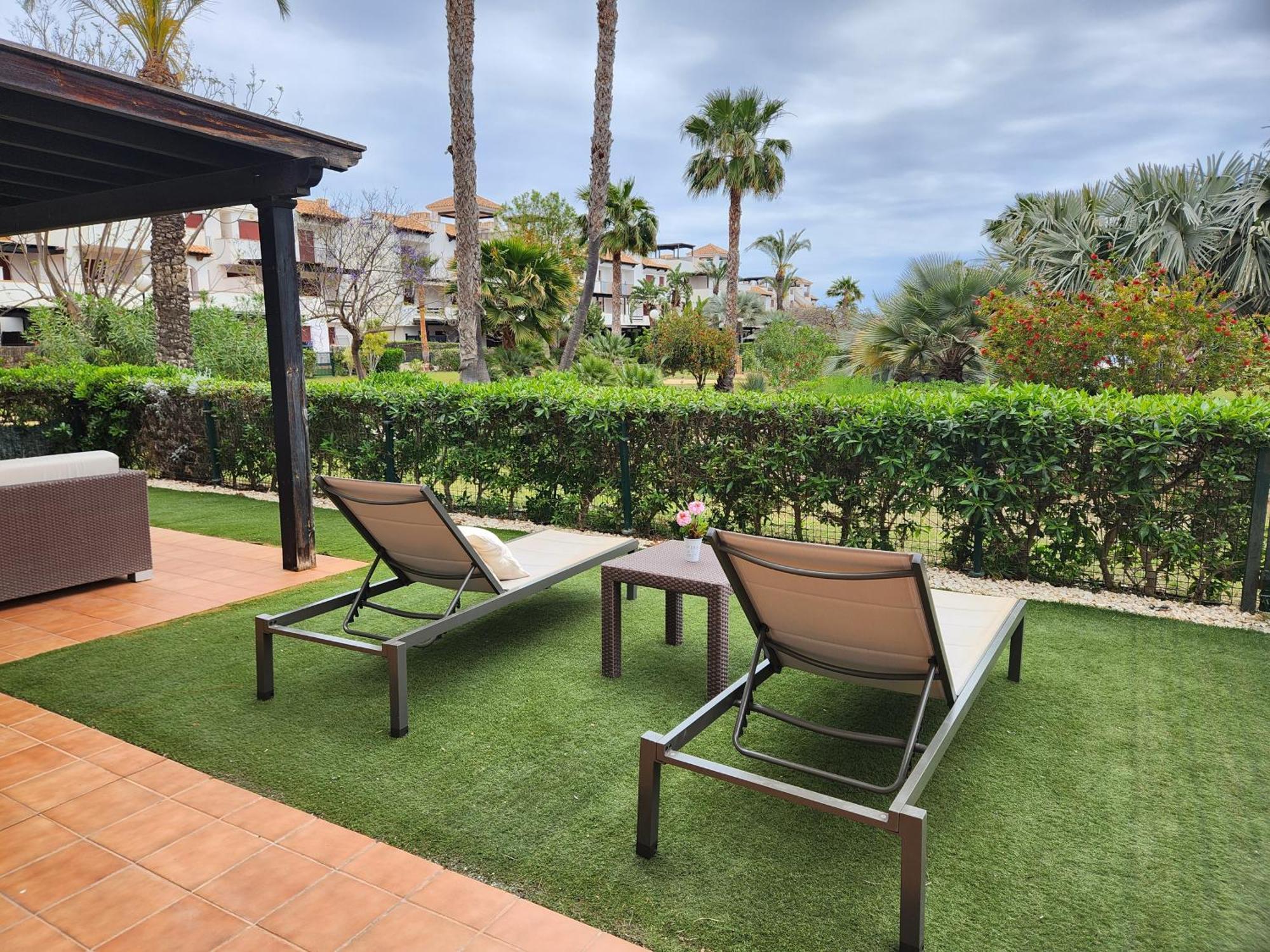 Apartamento Precioso Bajo En Jardines De Nuevo Muy Cerca De La Piscina Comunitaria Y De La Salida A La Playa!
