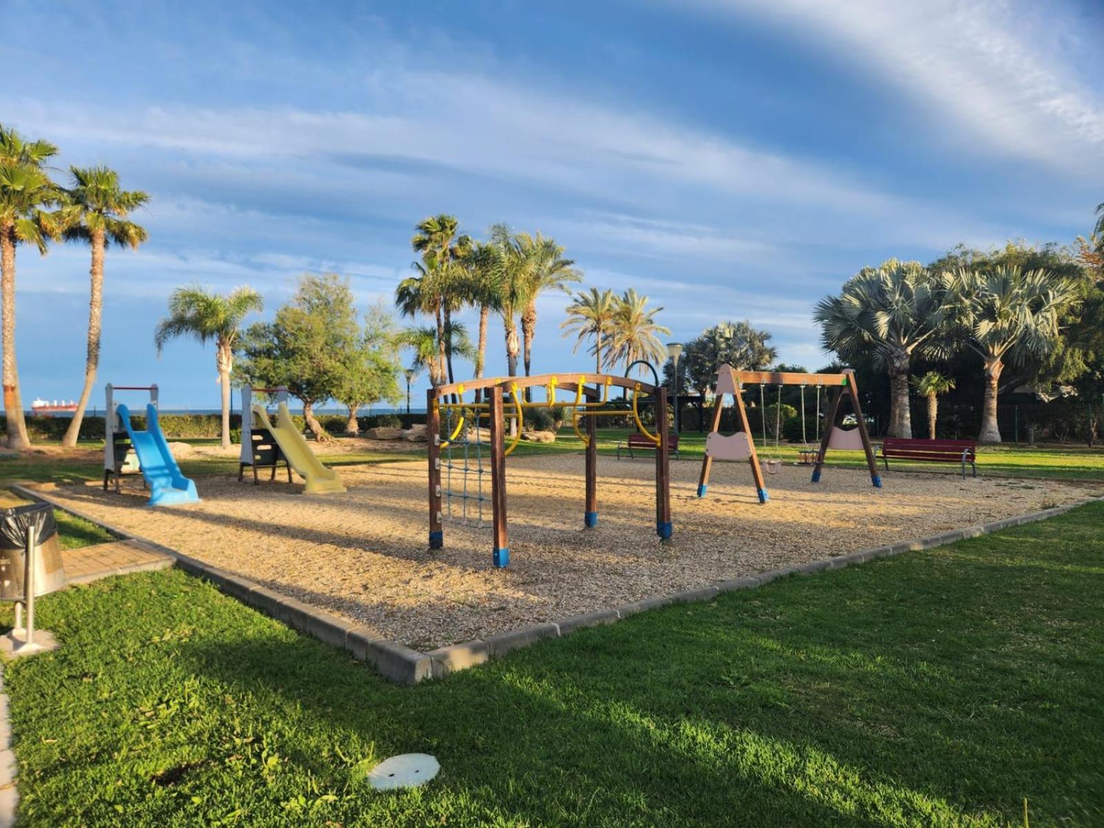 Apartamento Precioso Bajo En Jardines De Nuevo Muy Cerca De La Piscina Comunitaria Y De La Salida A La Playa! *