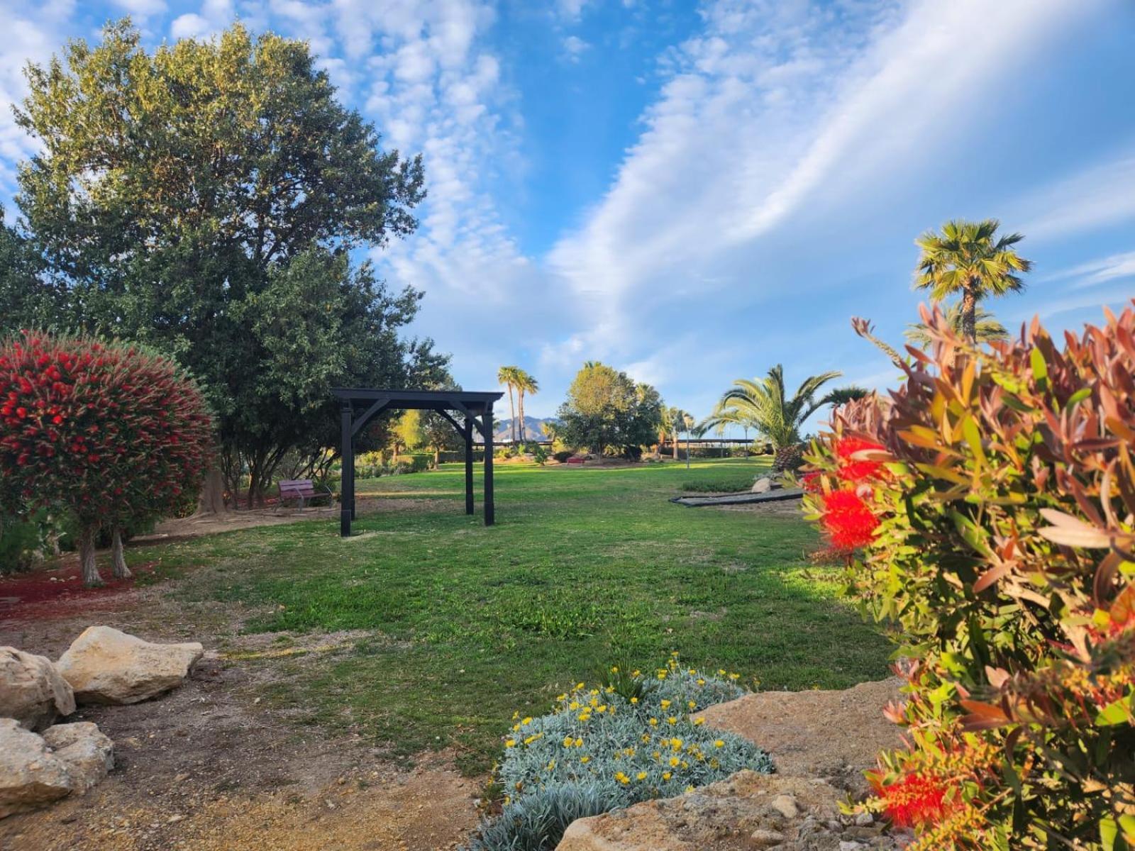 Apartamento Precioso Bajo En Jardines De Nuevo Muy Cerca De La Piscina Comunitaria Y De La Salida A La Playa!