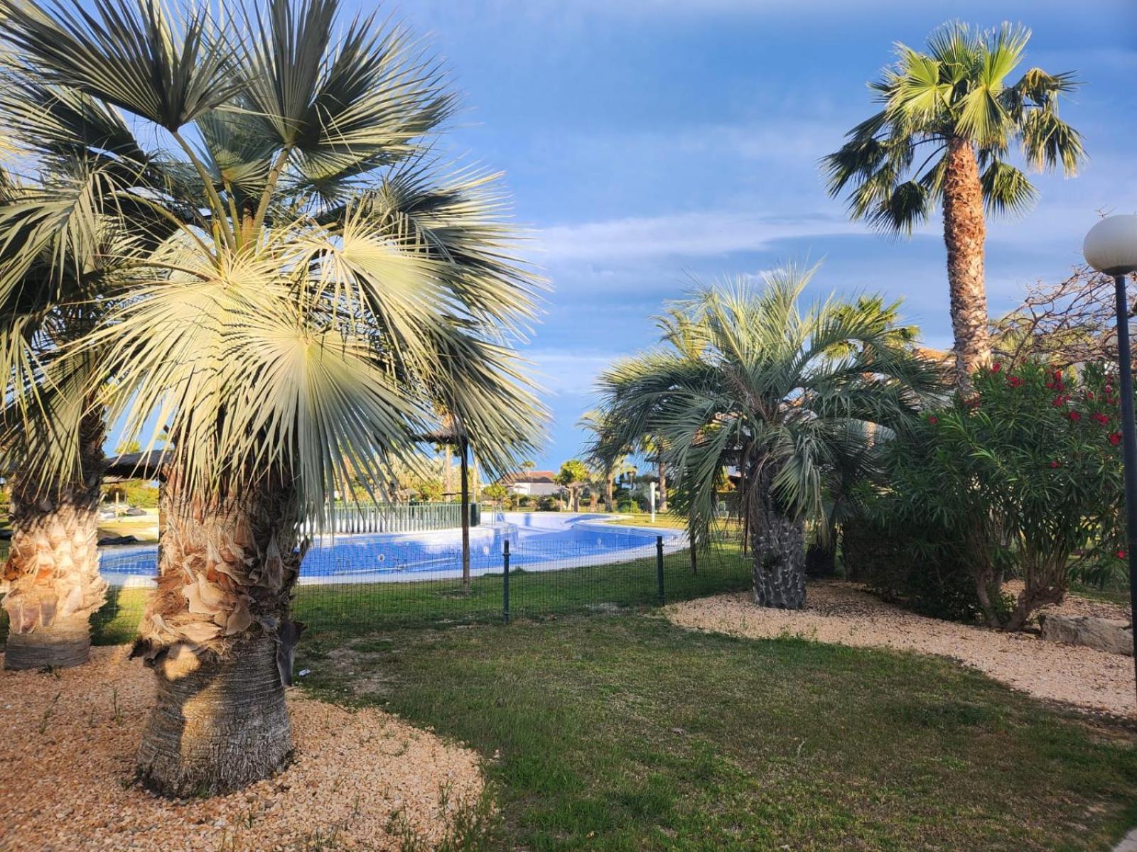Precioso Bajo En Jardines De Nuevo Muy Cerca De La Piscina Comunitaria Y De La Salida A La Playa! * Vera