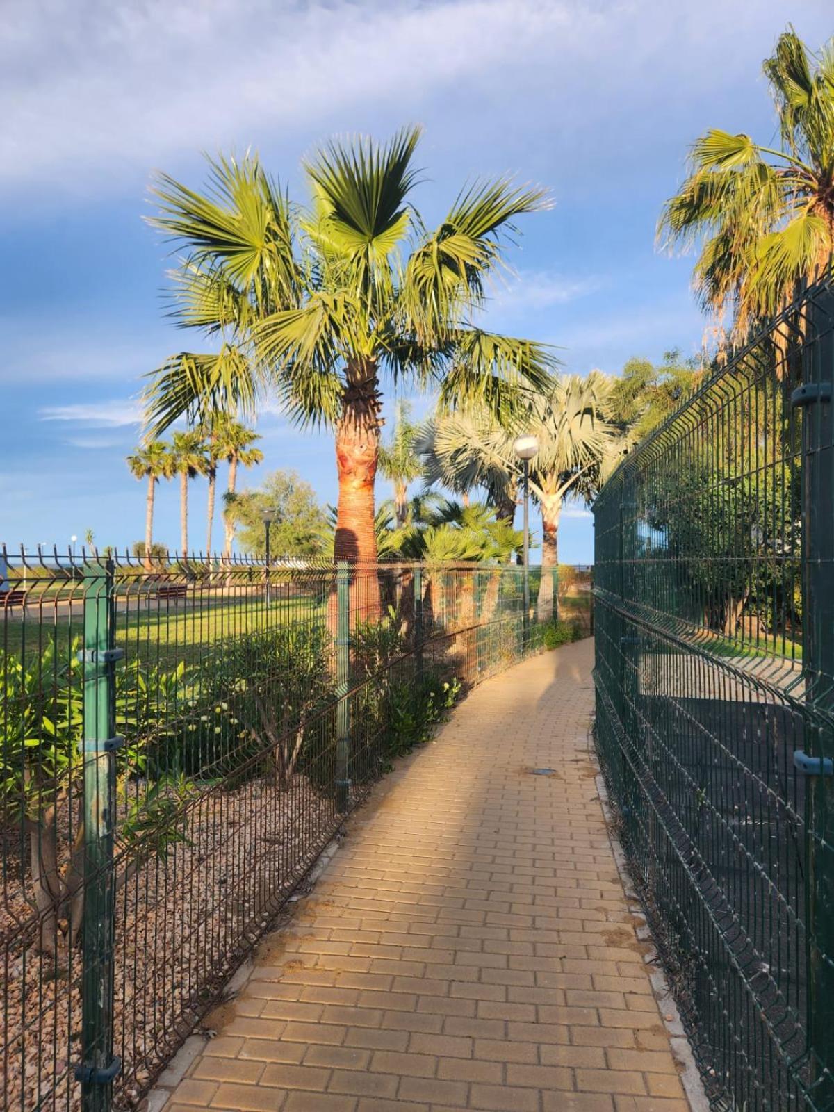 Apartamento Precioso Bajo En Jardines De Nuevo Muy Cerca De La Piscina Comunitaria Y De La Salida A La Playa! *